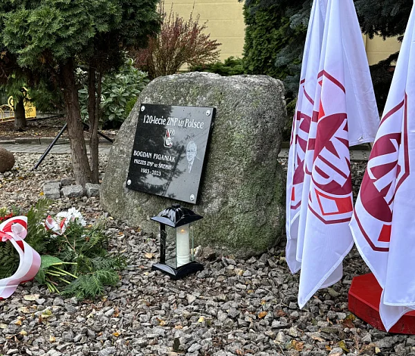 ZNP Śrem odsłonił tablicę pamiątkową. Uroczystość przy SP1-83542
