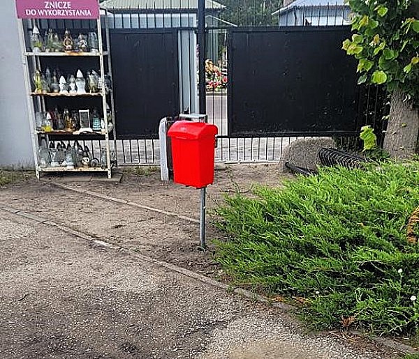 Widzisz taki pojemnik na cmentarzu. Oto, do czego służy-83801