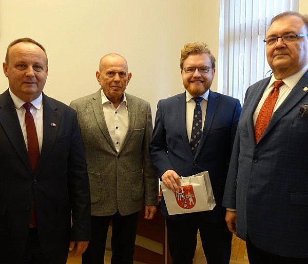 Wiceminister cyfryzacji o cyberbezpieczeństwie, EZD i „białych plamach” w Śremie-83868