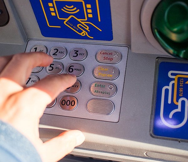 Z kont znikały pieniądze. Policja i bank badają ogólnopolski incydent-83903