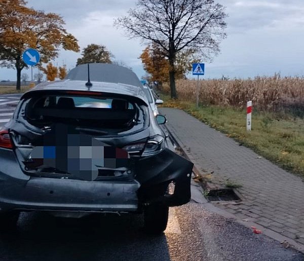 Pijana uderzyła w samochód i zaczęła uciekać dymiącym się autem-83918