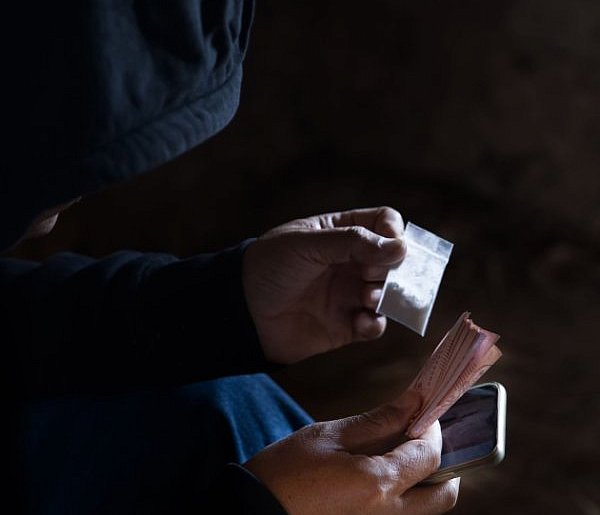 Policja zatrzymała dilera, 25-letniego mieszkańca gminy Dolsk ukrywającego się za-84254