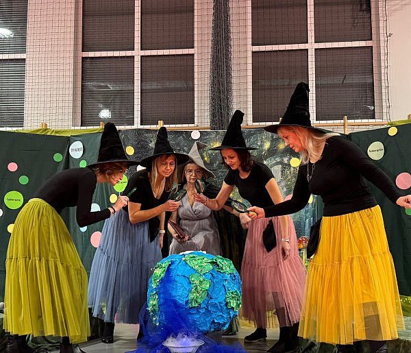 Obchody Dnia Tolerancji. Wyjątkowy spektakl nauczycieli w SP4-84527