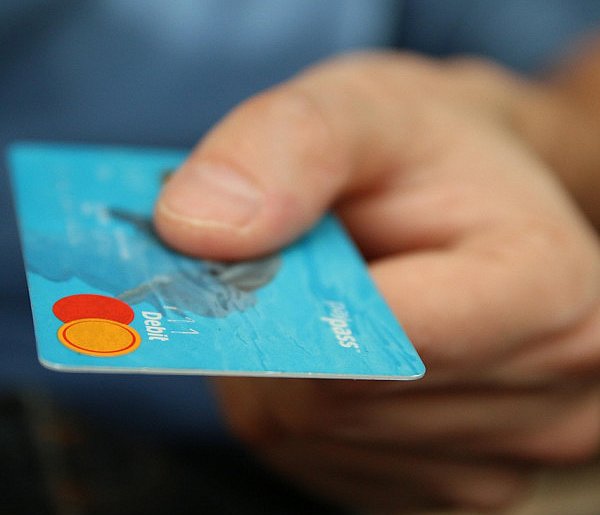 Fiskus skontroluje płatności kartą Polaków? Resort zabiera głos-84574