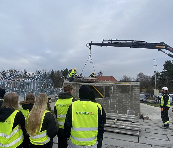 Praktyczne szkolenie dla młodych budowlańców. Wizyta ZSP na placu budowy-84765
