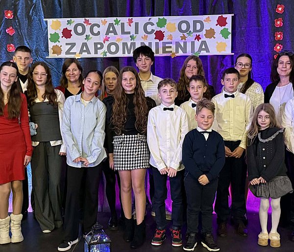 "Ocalić od zapomnienia" - wieczór zaduszny w szkole w Dąbrowie-84969