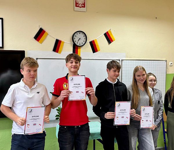 Dwujęzyczne zmagania w SP 1. Znamy mistrzów Gminnego Konkursu "Poliglota"-85053