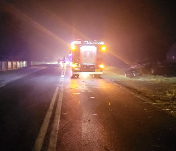 Utrudnienia na drodze Dolsk -Śrem. Osobówka wypadła z drogi-85101