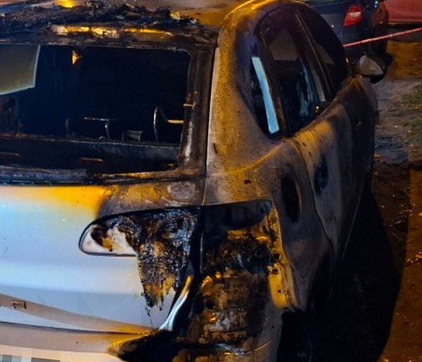 Nocny pożar  wiaty w Śremie. Uszkodzone zostały auta osobowe-85149