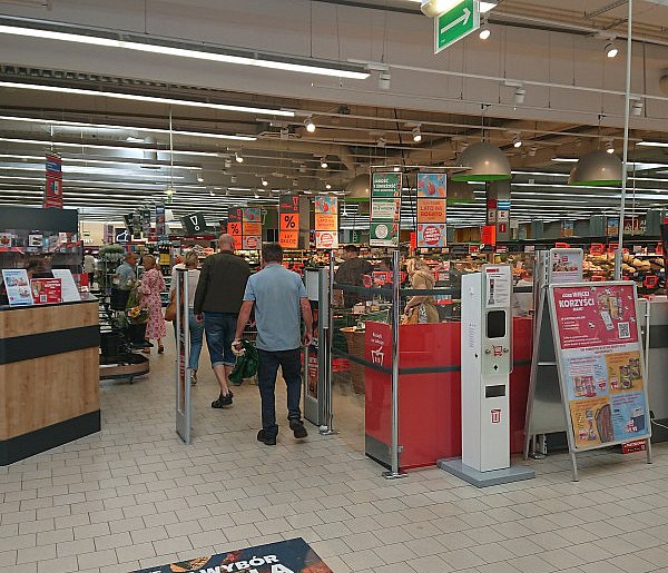 Pracownicy popularnej sieci mają dość. W południe zatrzymają pracę-85267