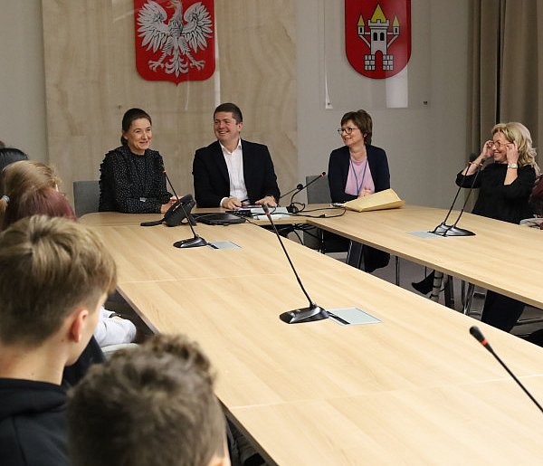 Samorząd od podszewki - Ósmoklasiści z SP2 w Śremie odwiedzili Burmistrza-85317