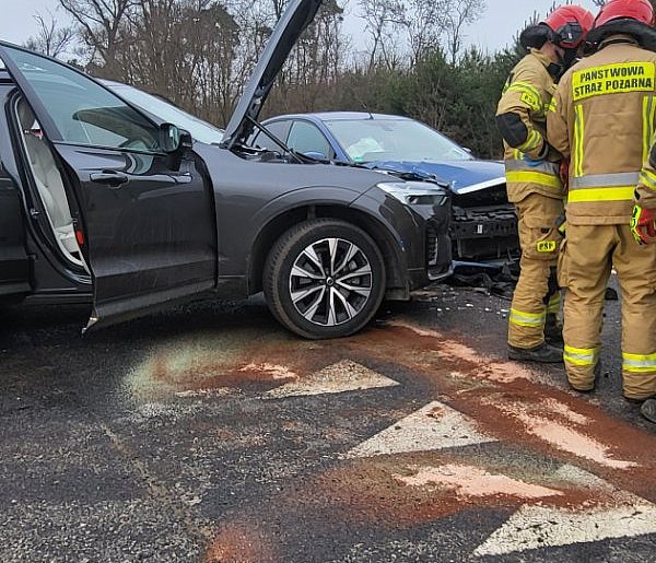 Kierowca nie udzielił pierwszeństwa przejazdu. Doszło do zderzenia osobówek-85365