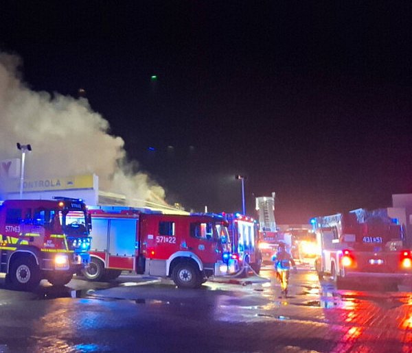 Potężny pożar hali poligraficznej w Rawiczu. W akcji był również zastęp ze Śremu-85503