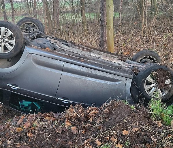 Groźne dachowanie na trasie Gaj – Błociszewo. Kobieta straciła panowanie nad autem-85533