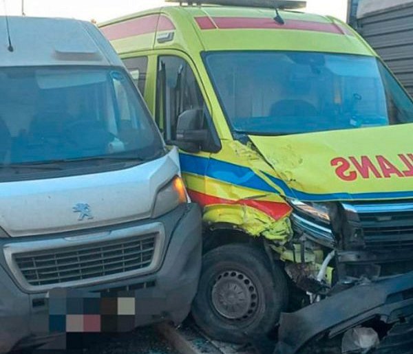 Zderzenie karetki pogotowia z busem. Policja ustaliła winnego-85575