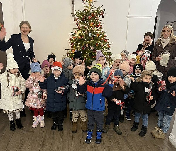 Świąteczna niespodzianka w Klubie Senior+ - Odwiedziny przedszkolaków-85612