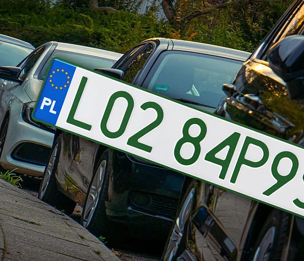 Tablice z zielonymi napisami na kolejnych autach. Nie chodzi o "elektryki"-85632