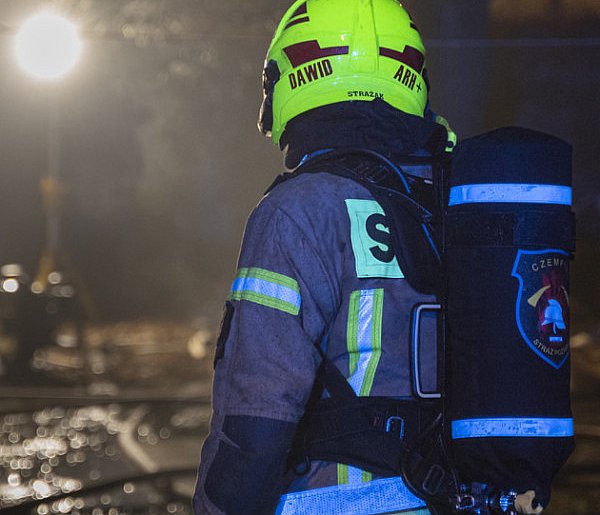 Nocna walka z ogniem w Kiełczewie. - Spłonęła hala produkcyjna-85744