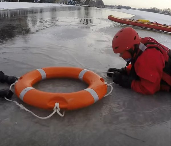 „Lód jest kruchy, życie również”. Ratownicy WOPR Śrem w pełnej gotowości-86017