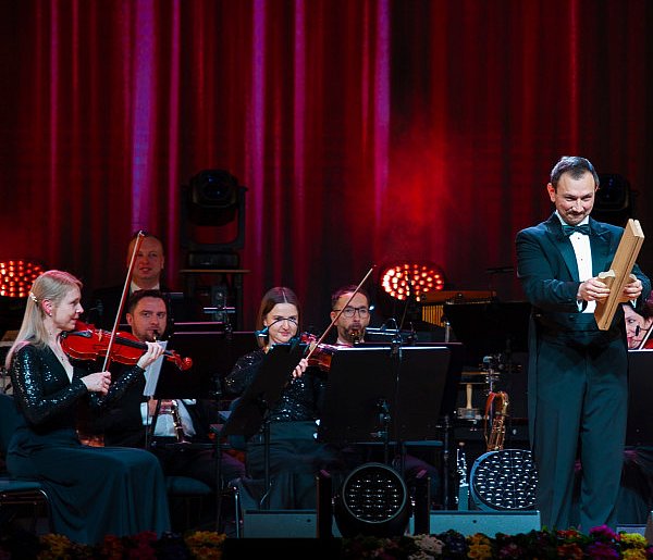 Muzyczna uczta w KCEK. - Śrem powitał Nowy Rok z klasą i energią!-86062