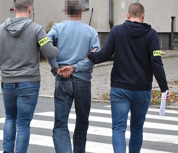 Wpadł na kradzieży perfum, trafi za kratki. 49-latek był poszukiwany-86098