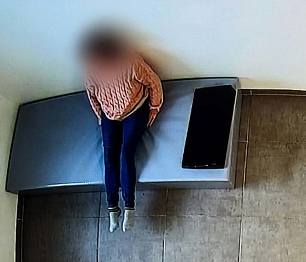 Atak na ratowników medycznych. Agresywna 49-latka w rękach policji-86212