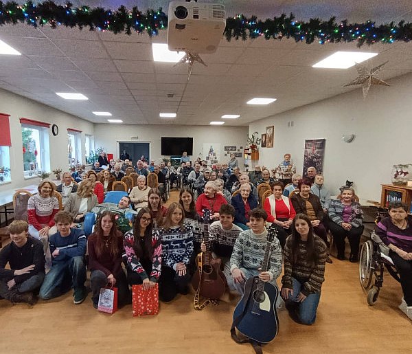 Czas, który jest prezentem. Uczniowie śremskiego LO z wizytą w DPS w Psarskim