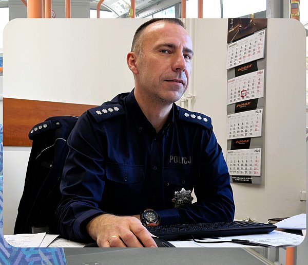 W drodze do wnuków ocalił ją policjant. Dramat w komunikacji miejskiej w Dniu Babc