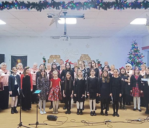 Od Moniuszko do uczniów z SP5. Dwa chóry pod jedną batutą w DPS Psarskie