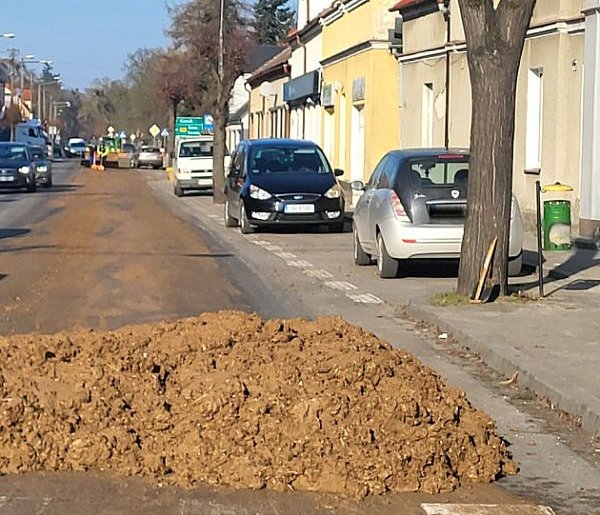 Zanieczyszczona jezdnia obornikiem w centrum Zaniemyśla