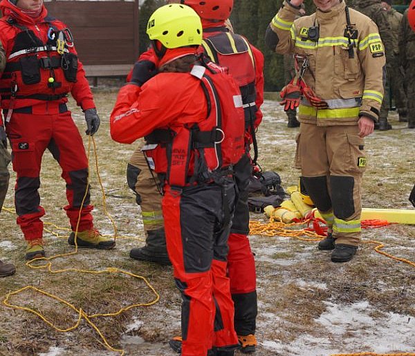 Wspólne szkolenie służb ratowniczych nad Jeziorem Grzymisławskim