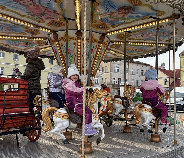 Gorąca atmosfera na śremskim Rynku! Kraina Zimowej Zabawy oficjalnie otwarta
