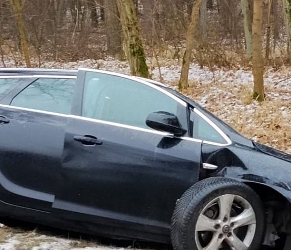 Niebezpieczne warunki na drogach – kolizja z udziałem trzech osobówek