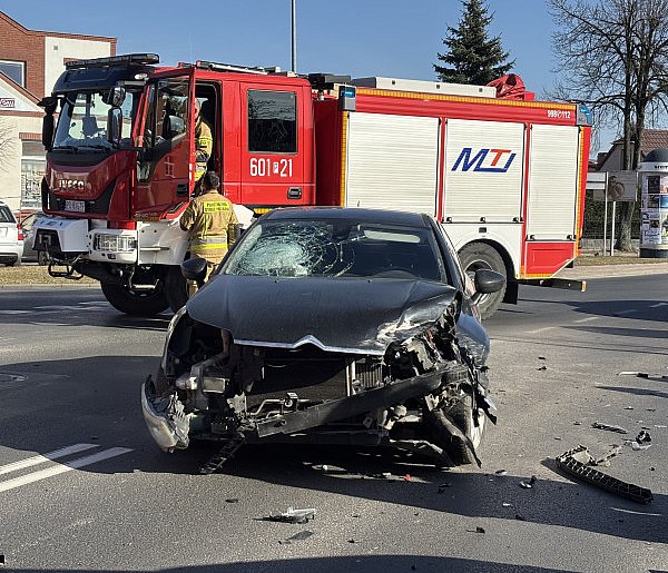 Zderzenie dwóch aut na skrzyżowaniu w Śremie. Są utrudnienia!