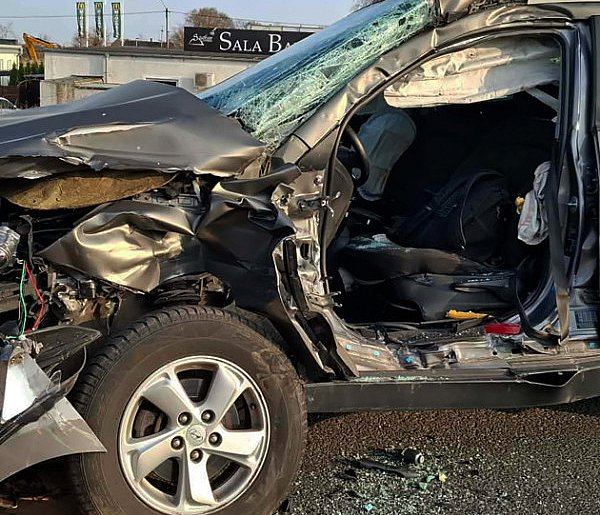 19-latka zakleszczona w samochodzie! Zderzenie osobówki z ciężarówką w Kościanie