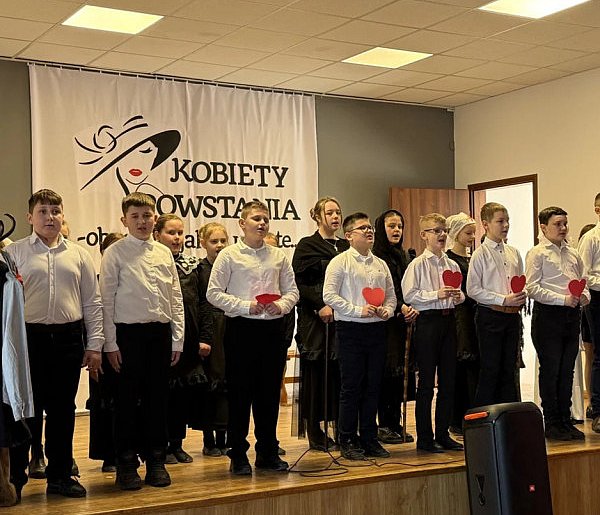 Oddano hołd cichym bohaterkom - Wieczór Patriotyczny w Chwałkowie Kościelnym