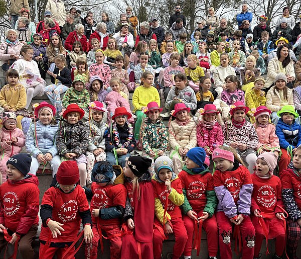 Kolorowo w Amfiteatrze! Międzypokoleniowe powitanie wiosny w Śremie