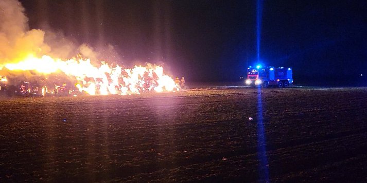 Wezwanie do pożaru balotów w Pyszącej. Kolejny pożar  kilkaset metrów dalej