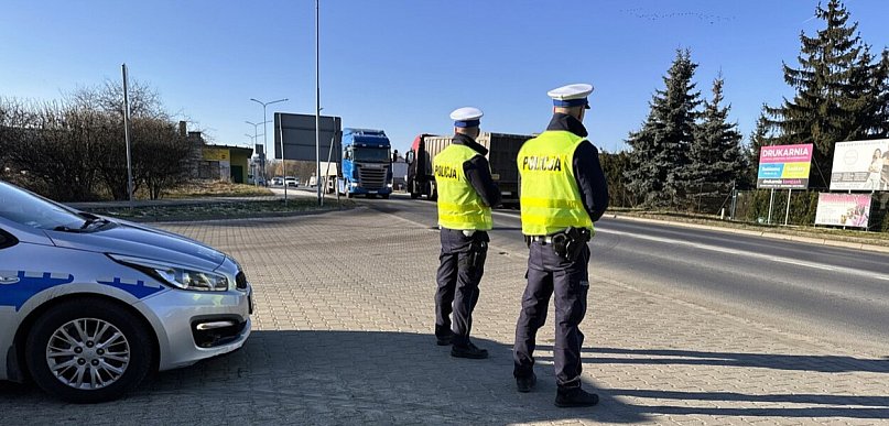 Śremska policja ostrzega - Telefon w ręku za kółkiem to jazda „na ślepo”