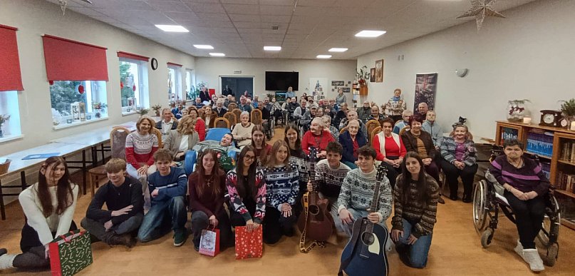 Czas, który jest prezentem. Uczniowie śremskiego LO z wizytą w DPS w Psarskim