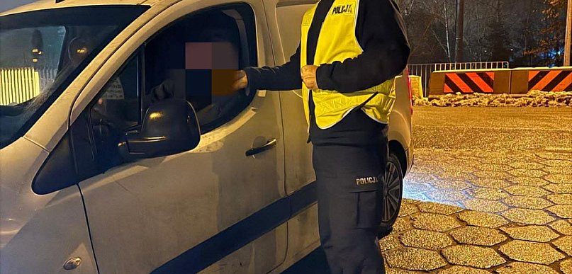 Brak tablic to był tylko początek. Pijany kierowca wpadł w Dzięczynie