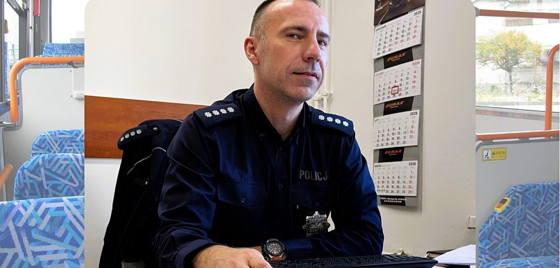 W drodze do wnuków ocalił ją policjant. Dramat w komunikacji miejskiej w Dniu Babc