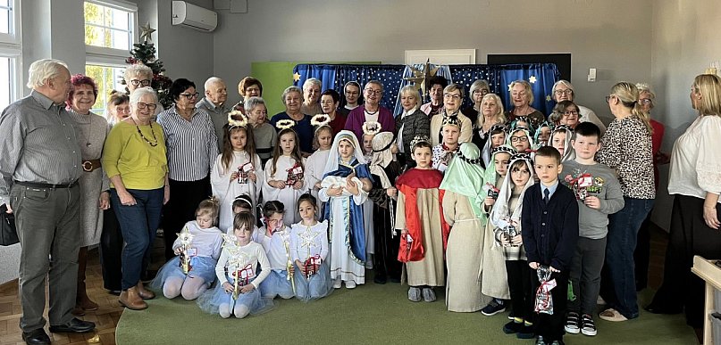 „Najpierw wnuki, potem dziadkowie”. Międzypokoleniowe wzruszenia w Klubie Senior +