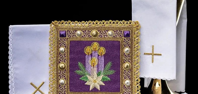 Adwentowe Obrusy w Odcieniach Fioletu: Dekoracja Ołtarza na Czas Oczekiwania