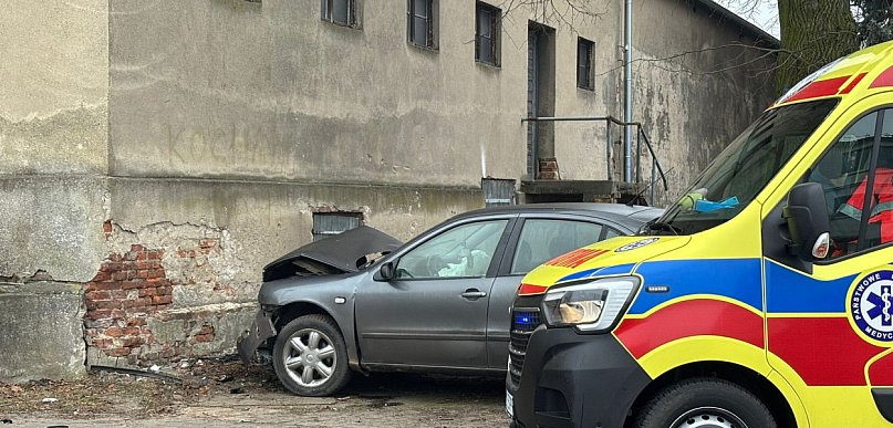 Fatalne warunki na drogach. Uwaga gołoledź . Strażacy w akcji