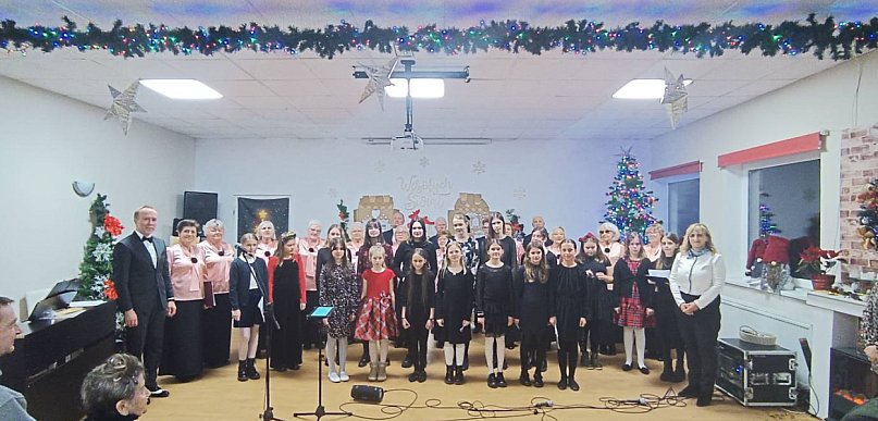 Od Moniuszko do uczniów z SP5. Dwa chóry pod jedną batutą w DPS Psarskie