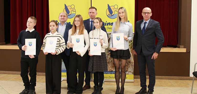 Sportowe talenty z Dolska docenione. Burmistrz wręczył stypendia!