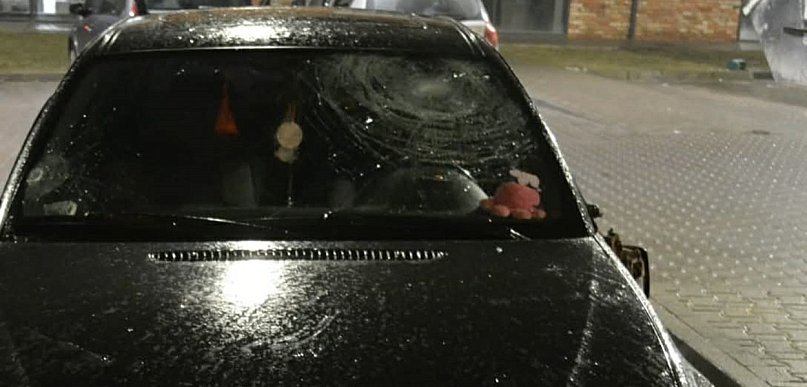 Agresja w Gostyniu. Ojciec i syn ruszyli z pięściami na BMW