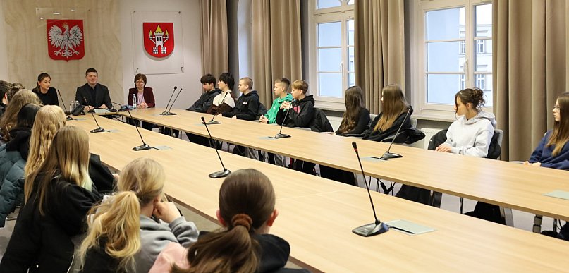 Zamiast w ławkach – w gabinecie burmistrza. Uczniowie z Dąbrowy na „żywej lekcji”