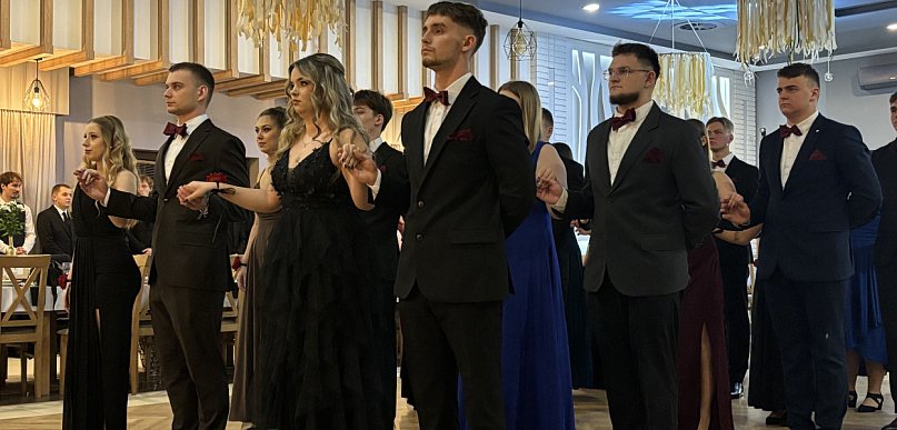 Maturzyści z ZSR Grzybno opanowali Żurawiec! Polonez na dwa składy